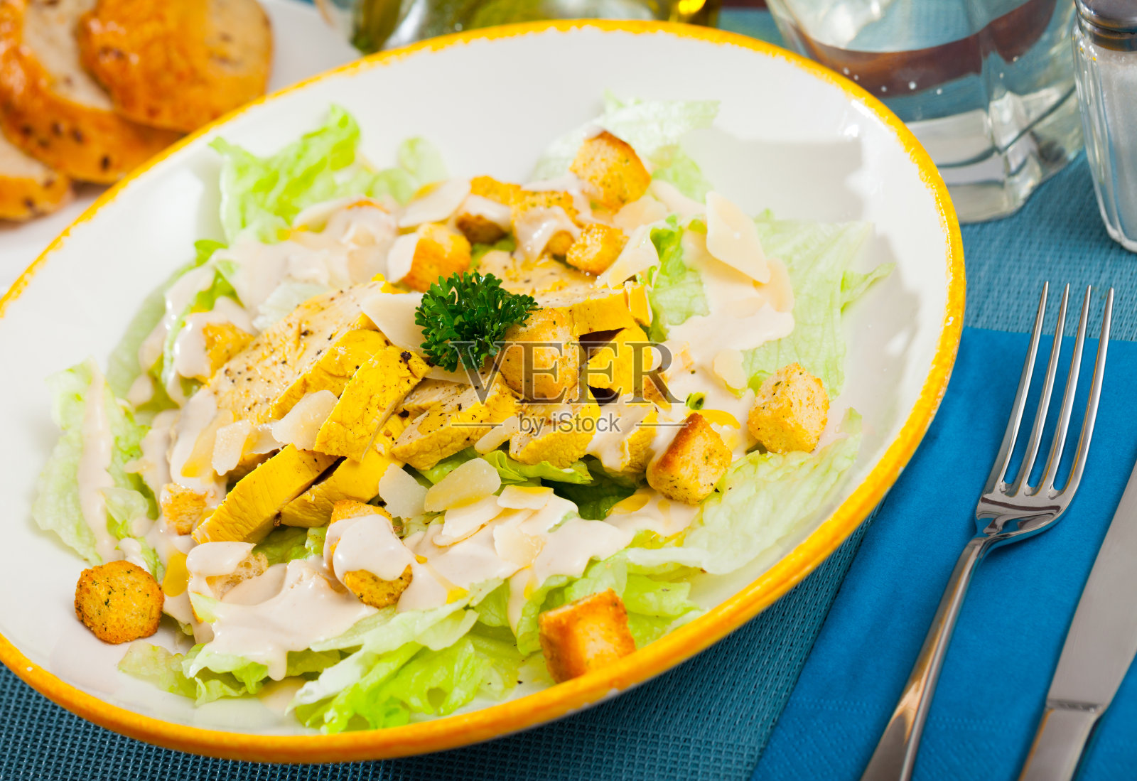 凯撒沙拉在餐厅的盘子里照片摄影图片