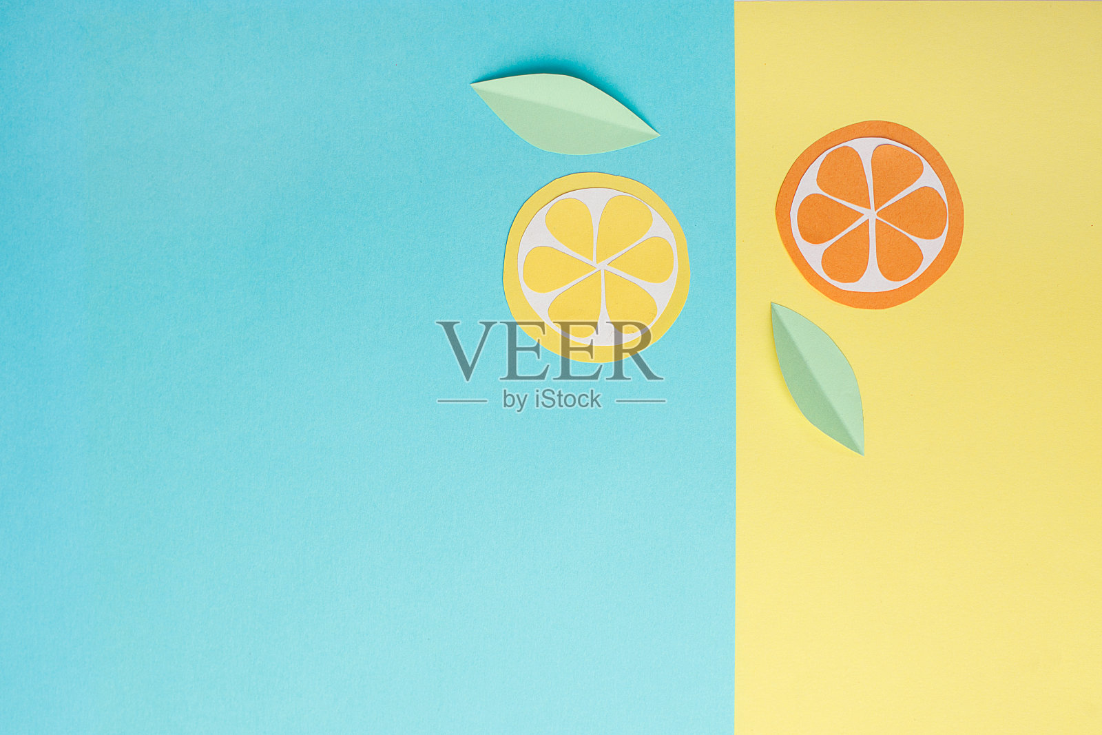 摘要夏季背景-折纸水果在黄蓝色背景上，创意创意照片摄影图片