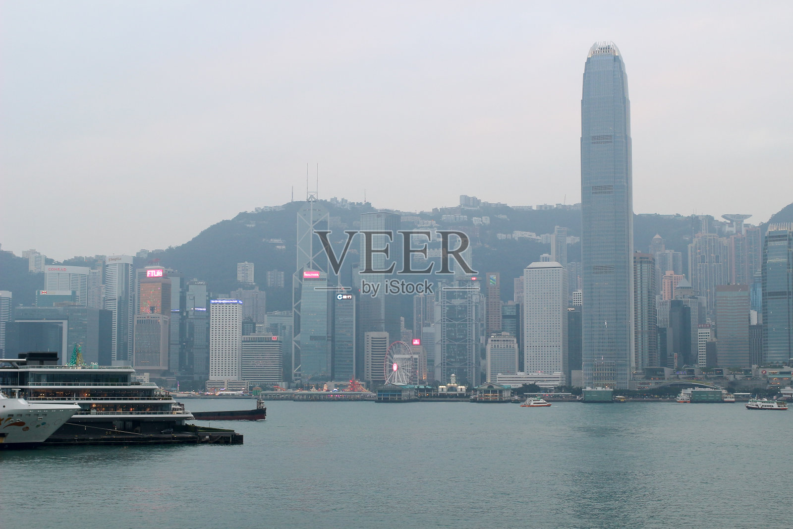 香港的天际线和海滨景观。照片摄影图片