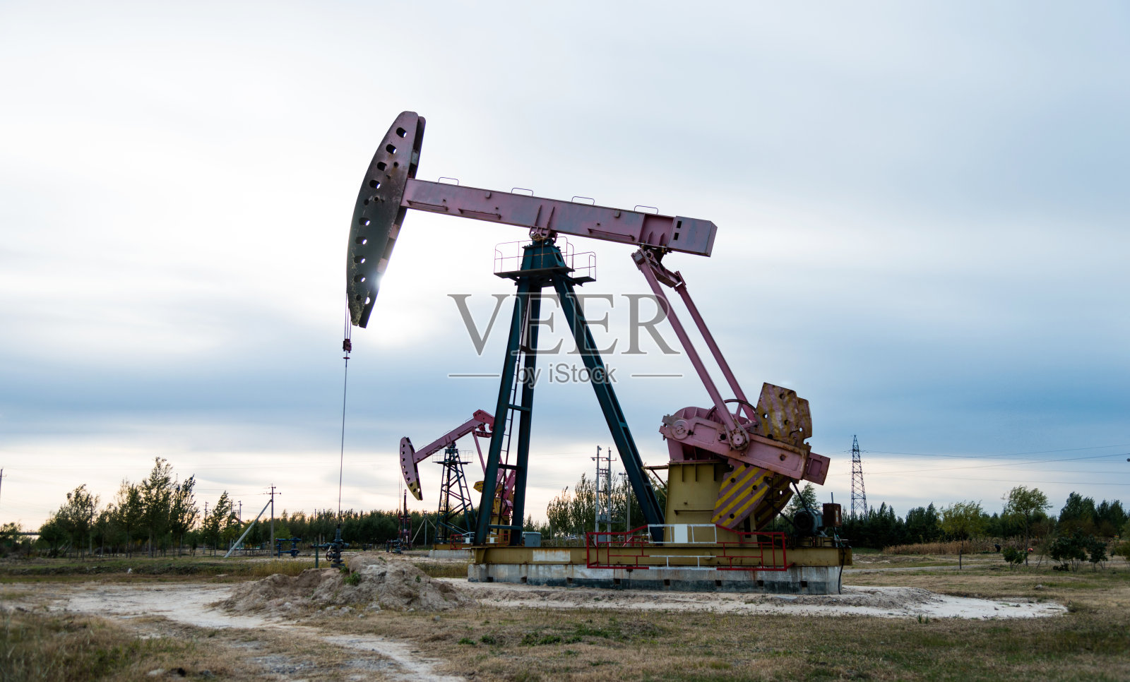 在天空下的一个油田油泵照片摄影图片