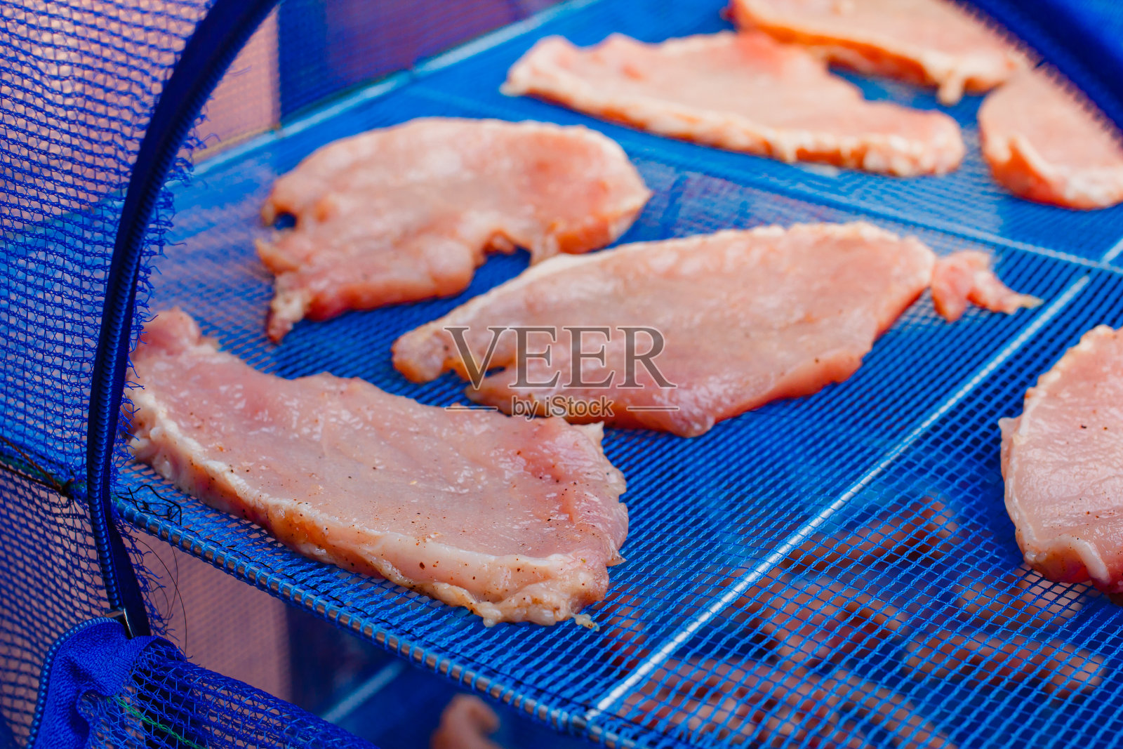 加糖和调味汁的猪肉。照片摄影图片