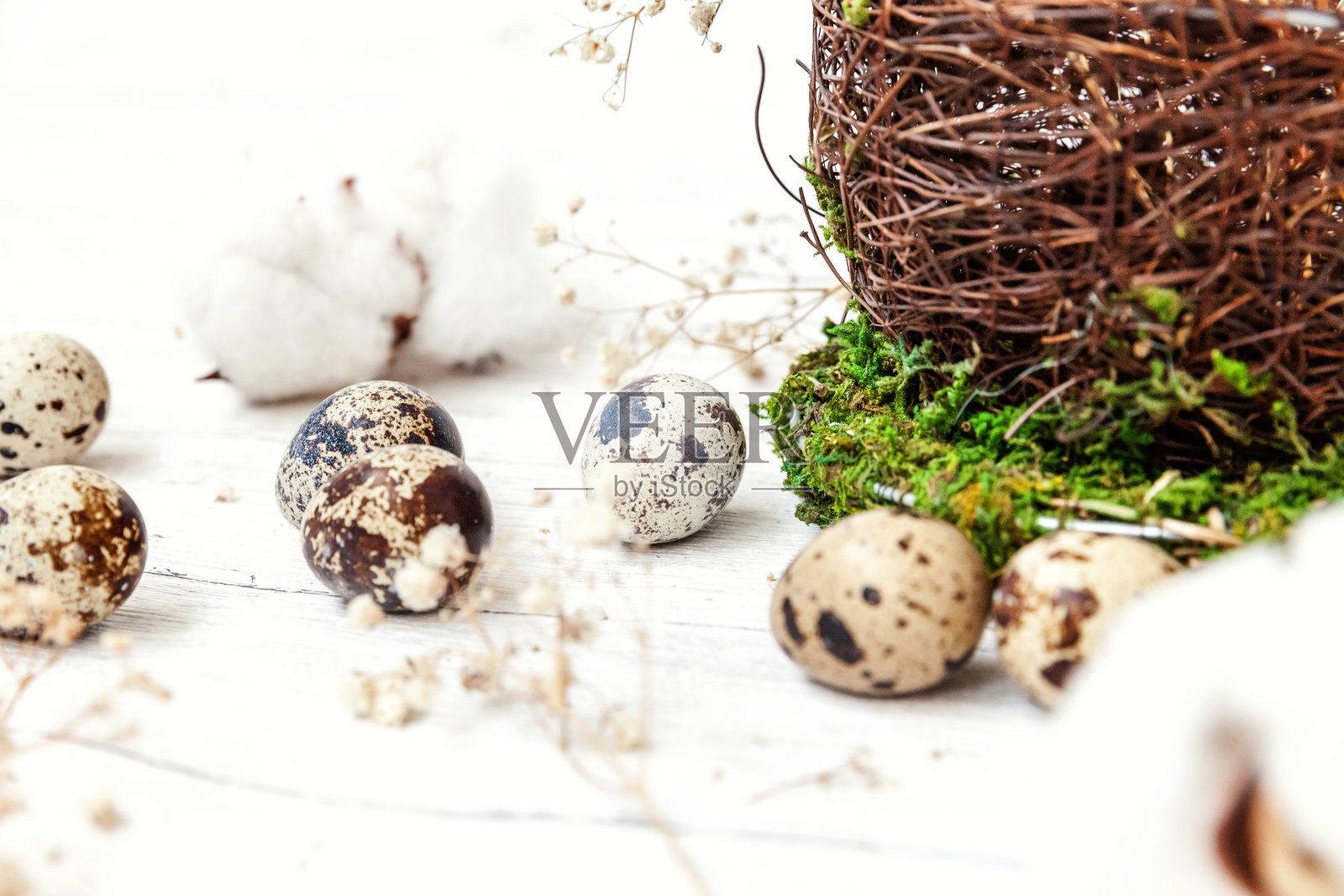 复活节装饰用鸡蛋和篮子在白色的木制背景照片摄影图片