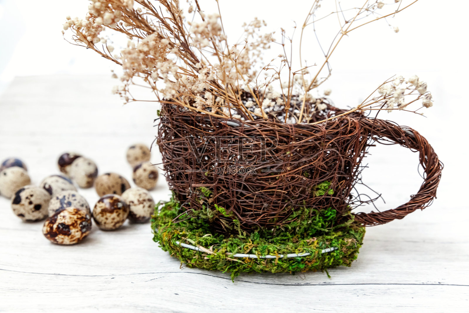 复活节装饰与蛋巢杯在白色大理石的背景照片摄影图片