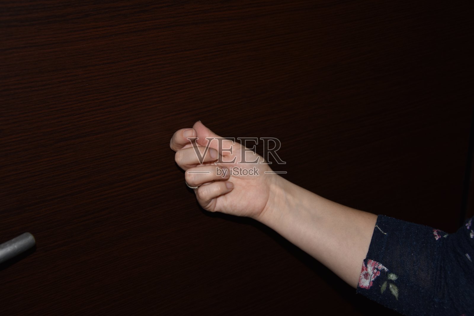 有人敲门。——图片照片摄影图片