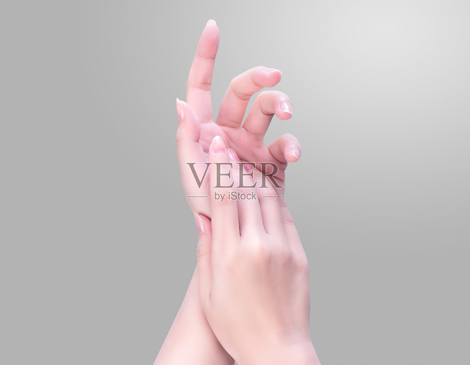 美丽优雅的成年女性两手侧孤立在黑色背景上，涂抹保湿霜概念，身体护理，美甲，近景，剪发路径照片摄影图片