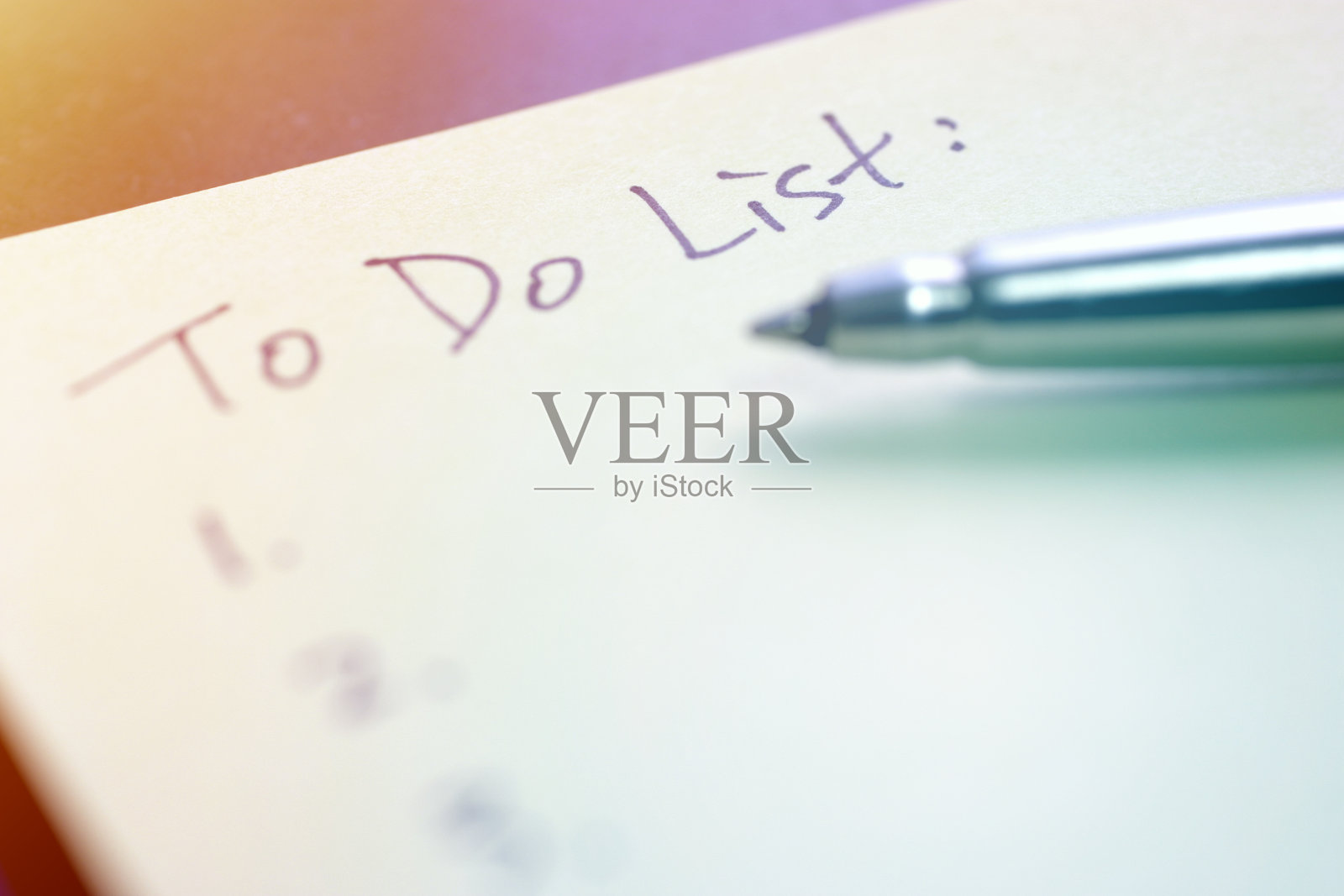 用钢笔写在便利贴上的待办事项照片摄影图片