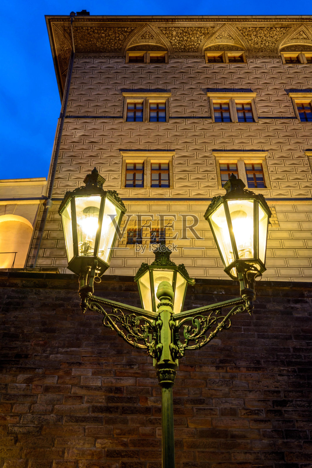 布拉格灯火通明的路灯照片摄影图片