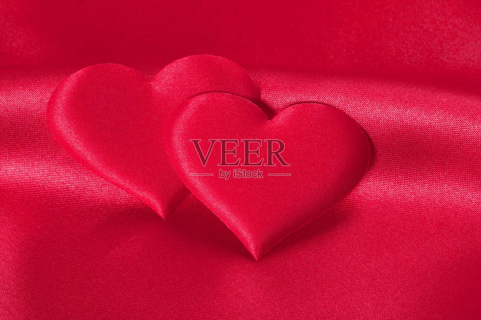 浪漫的背景(红缎子上的一对红心)照片摄影图片