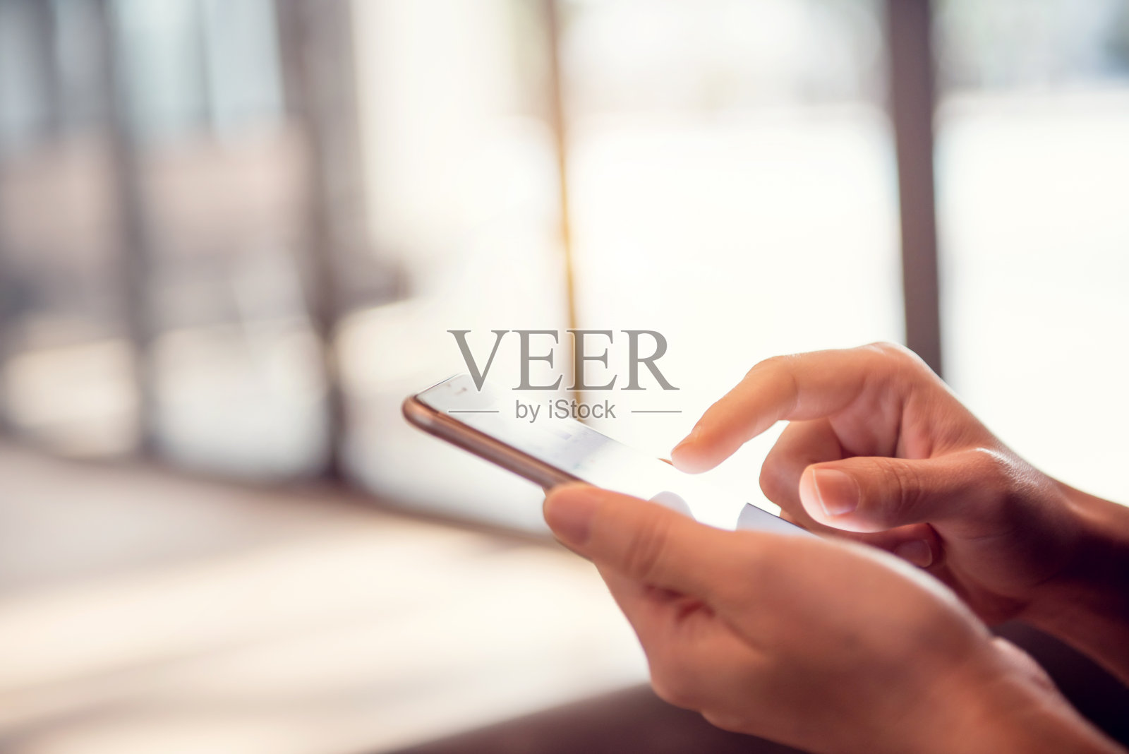 女人在用手机。照片摄影图片