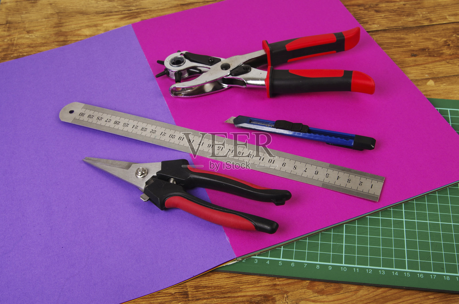 各种工艺类型的工具，彩色卡片和裁切垫照片摄影图片