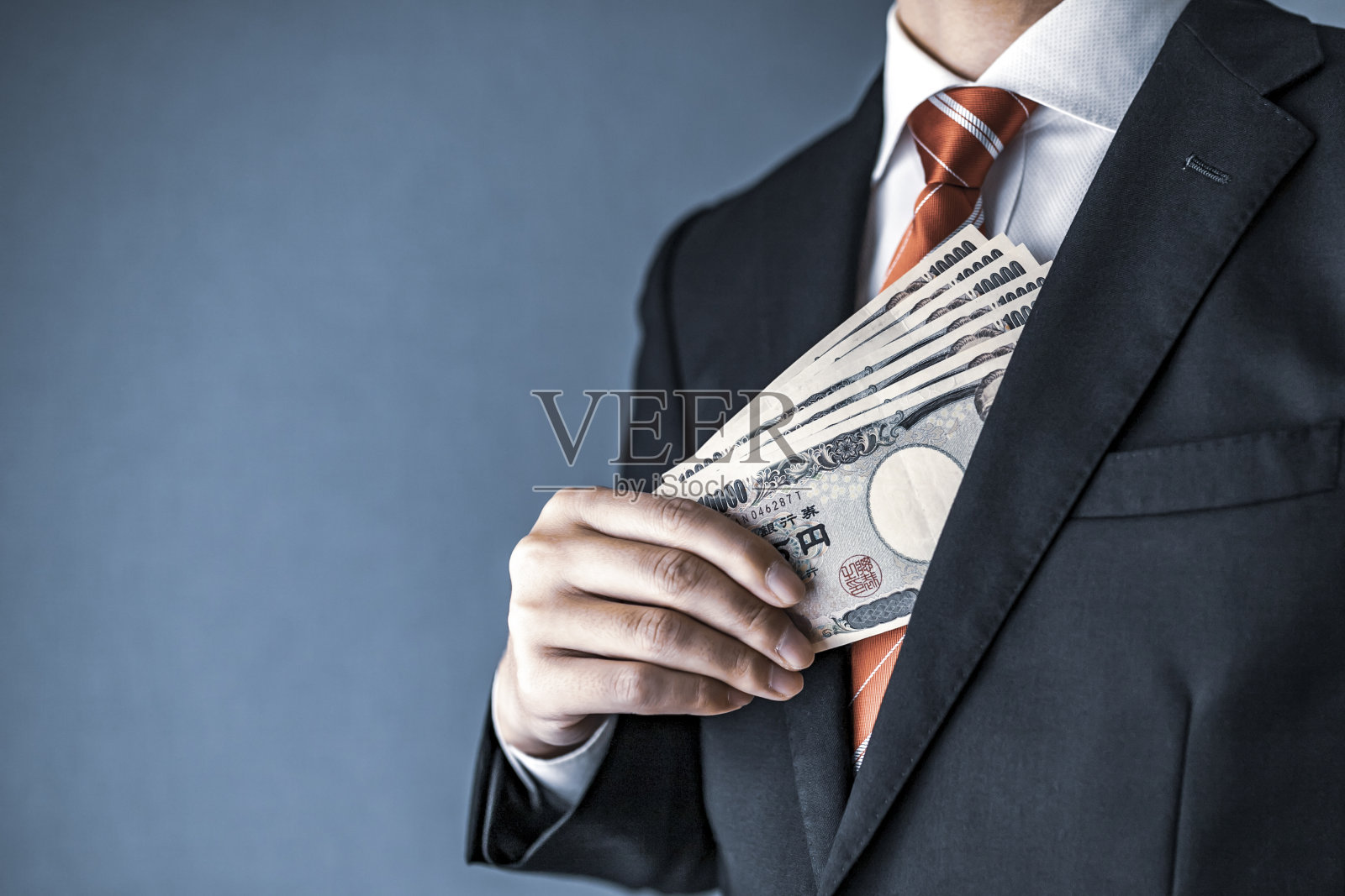 持有日元钞票的商人照片摄影图片