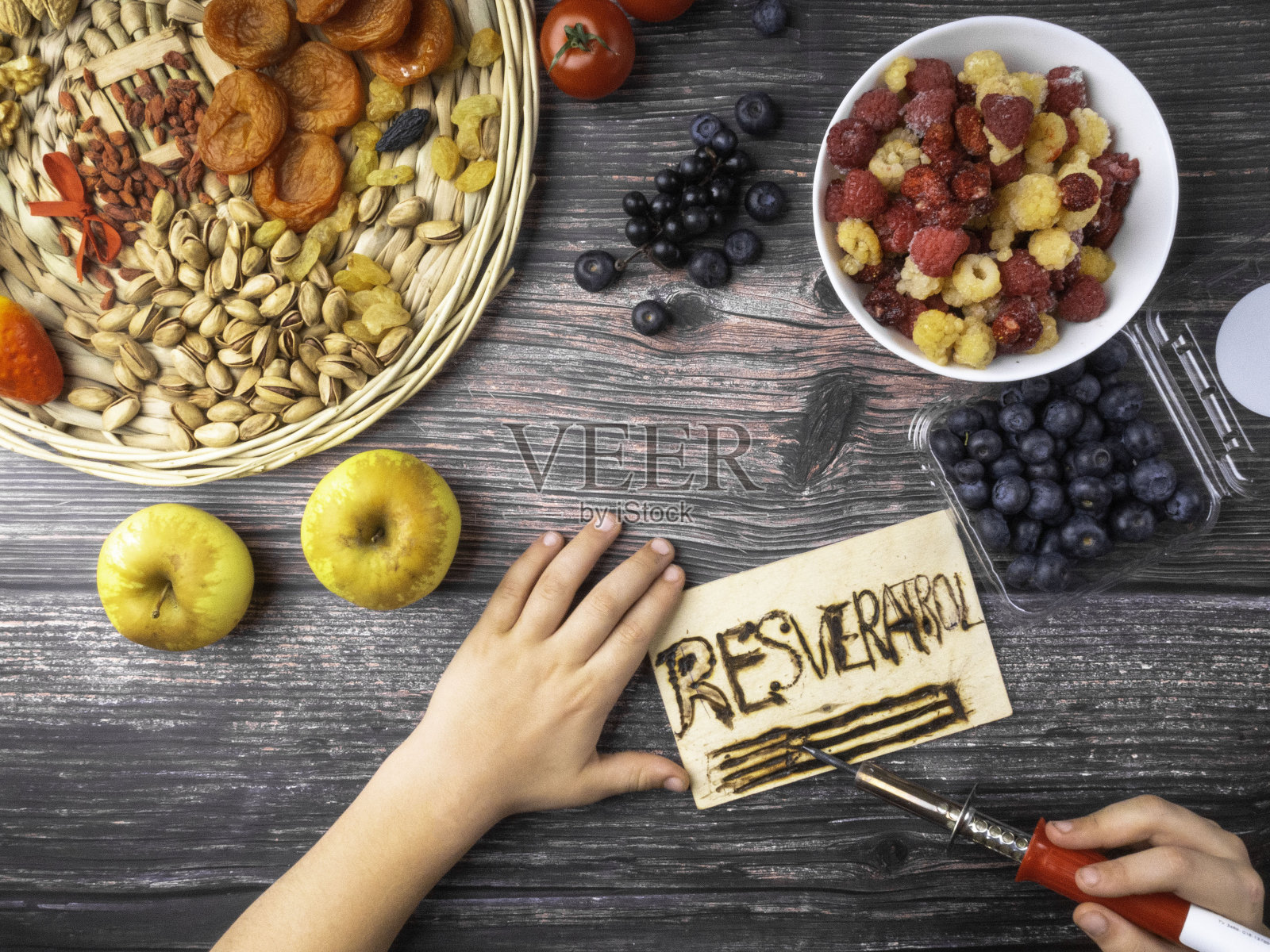 抗氧化剂，白藜芦醇食物木质表面含有白藜芦醇照片摄影图片