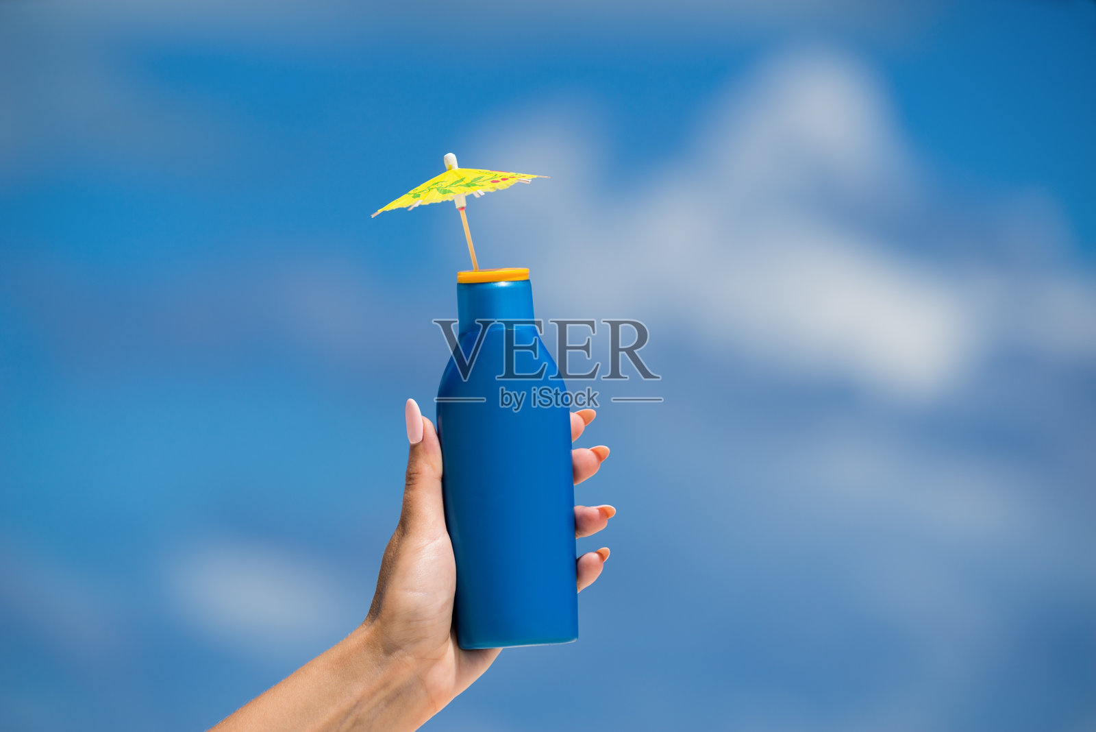 海滩上的防晒霜瓶子照片摄影图片