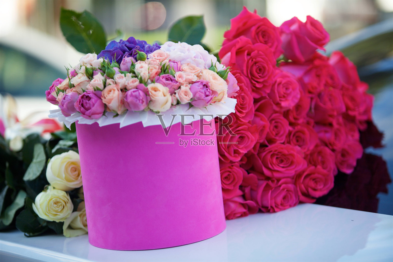 这幅作品是花匠用鲜花制成的。照片摄影图片