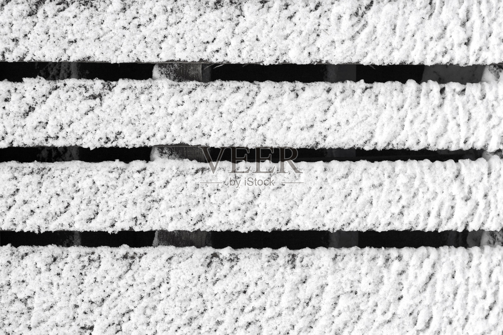 木栅栏的背景上覆盖着雪照片摄影图片