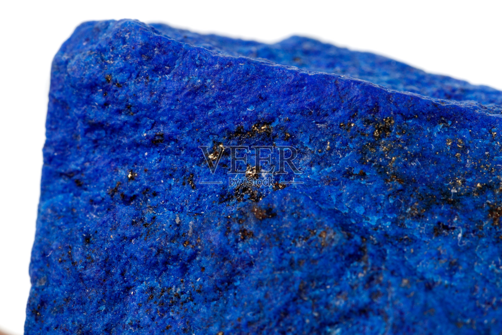 在白色背景上镶嵌着黄铁矿的宏观蓝铜矿矿物照片摄影图片