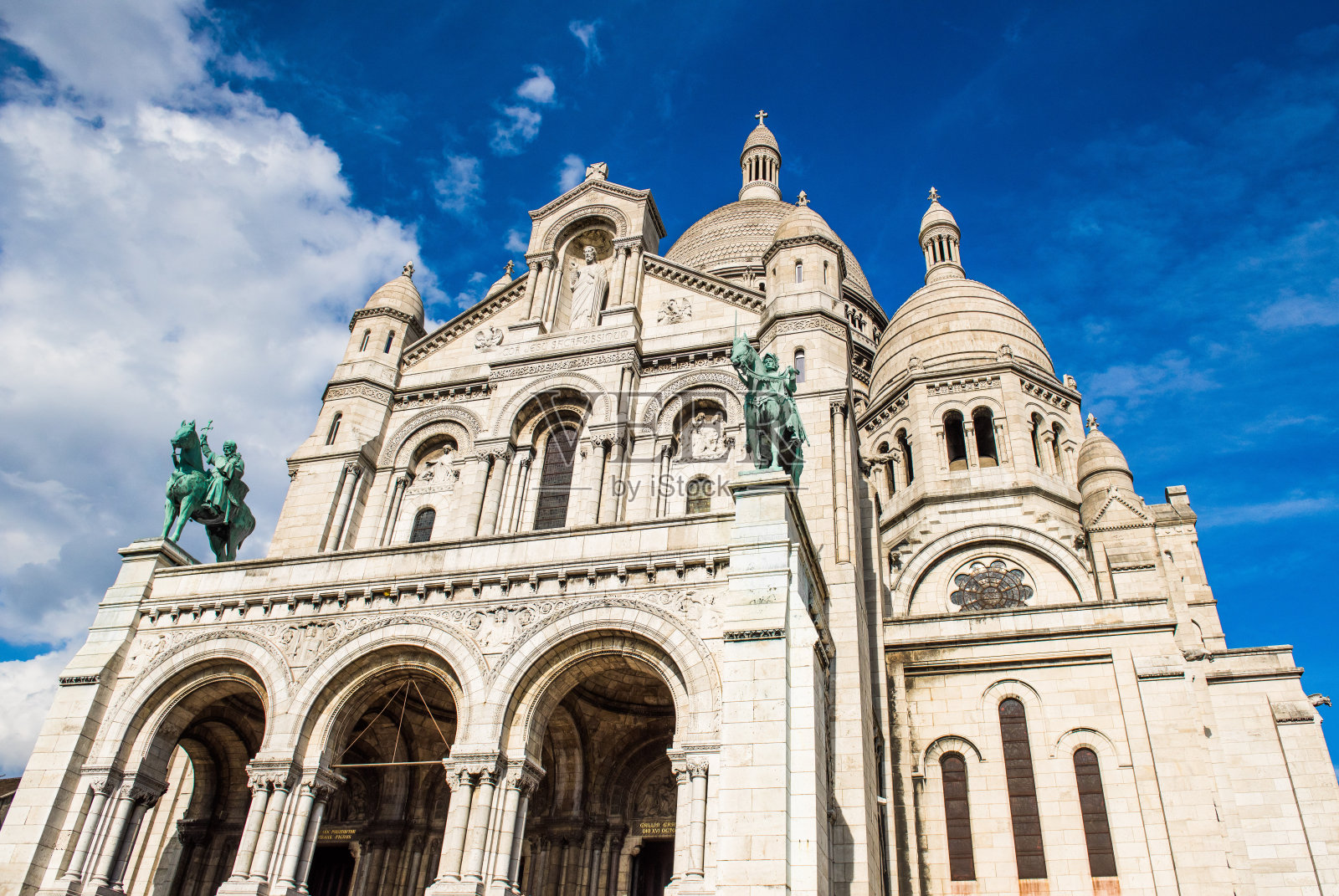 法国巴黎蒙马特山上的圣心大教堂照片摄影图片