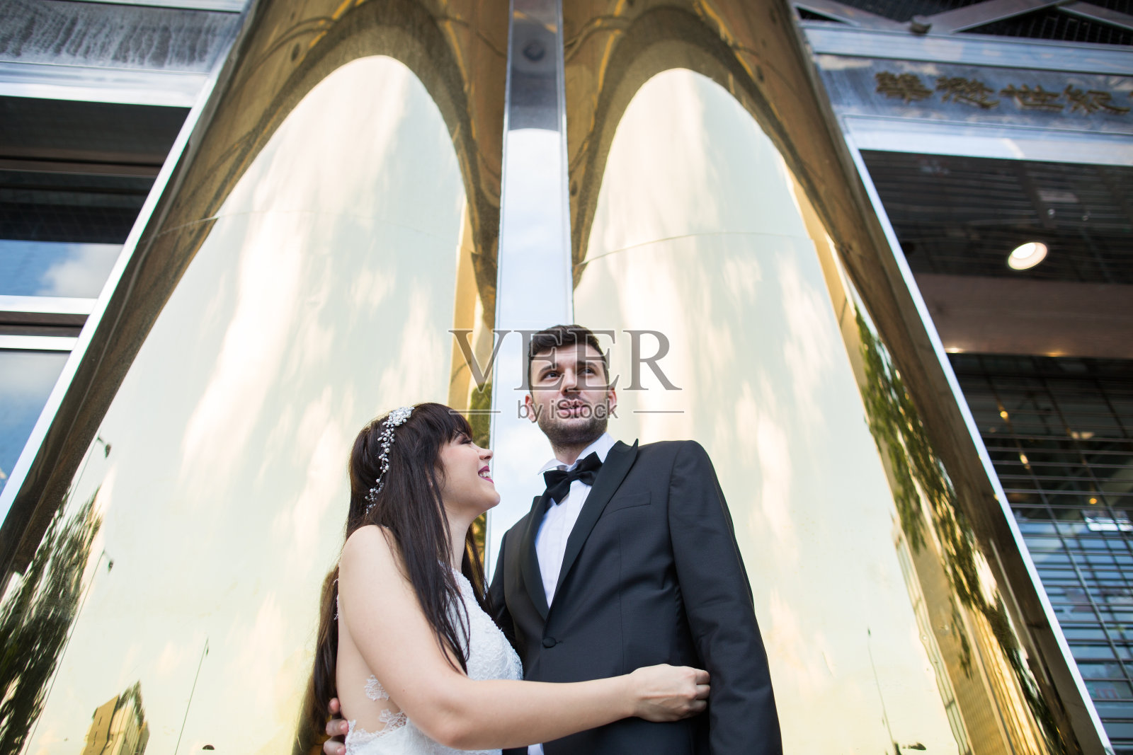 美丽的新娘和新郎在城市中摆姿势照片摄影图片