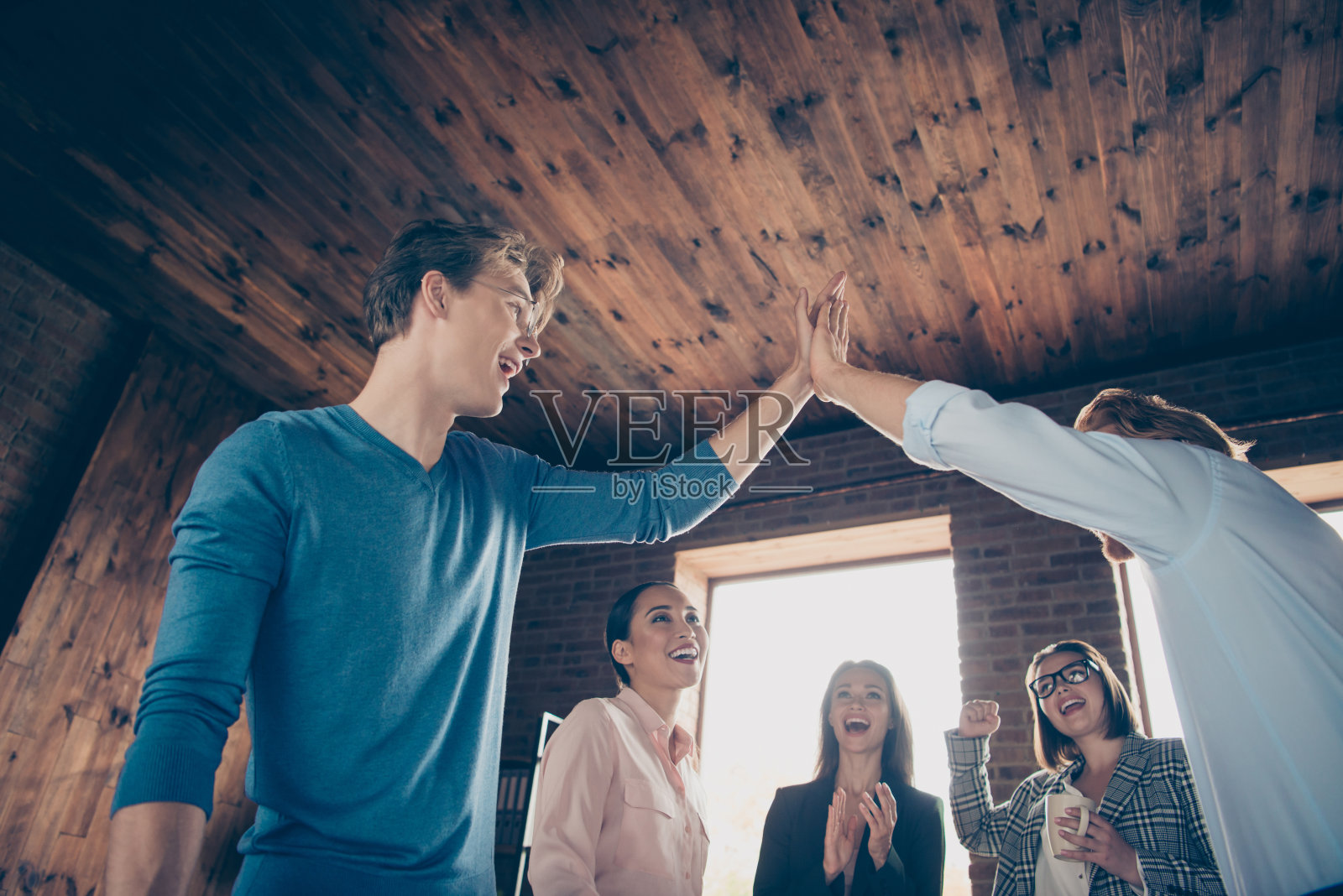 特写照片商人，他，他，她，她，合伙经营成果拍手给五个女孩鼓掌庆祝伟大的日子，推广金融家穿着正装照片摄影图片