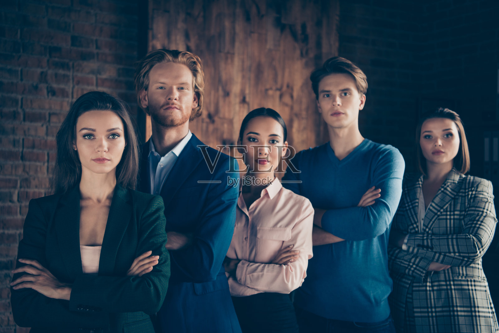 近距离的照片自信的商人，他，他，她，她的现代办公室职业管理站交叉双臂最好的专业人士贸易就业穿着正装照片摄影图片