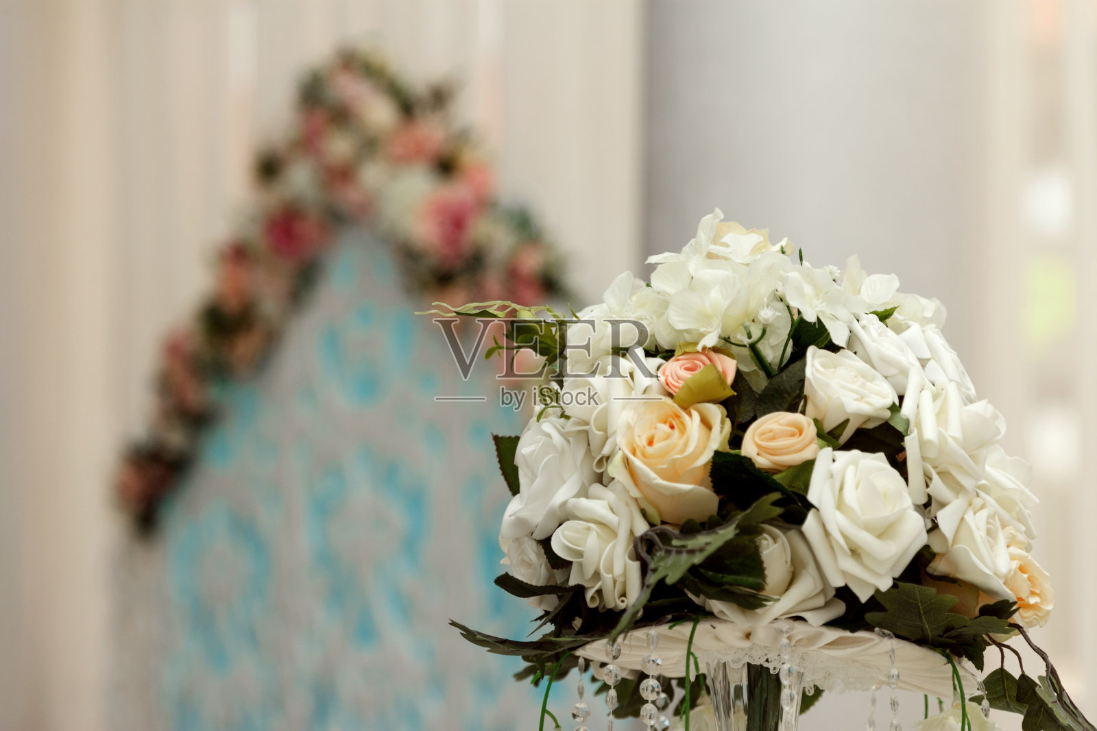 婚礼上装饰鲜花、蜡烛和天使照片摄影图片