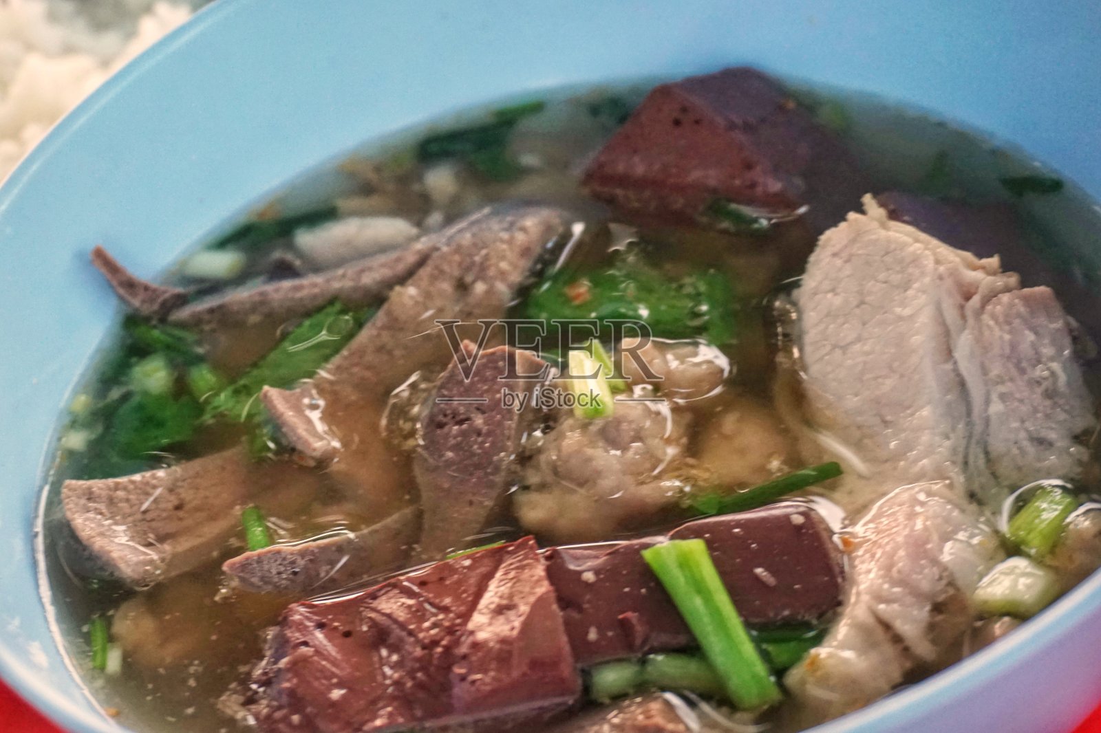 特写猪肉清汤。照片摄影图片