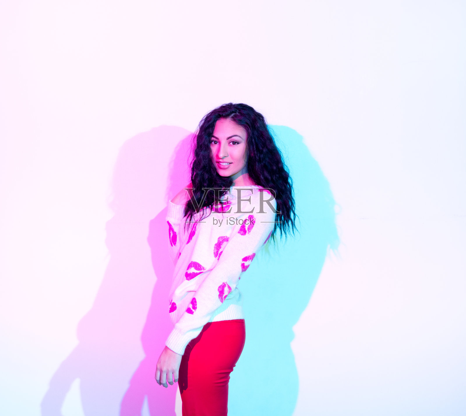 美丽的拉丁美洲女性站在白墙前照片摄影图片