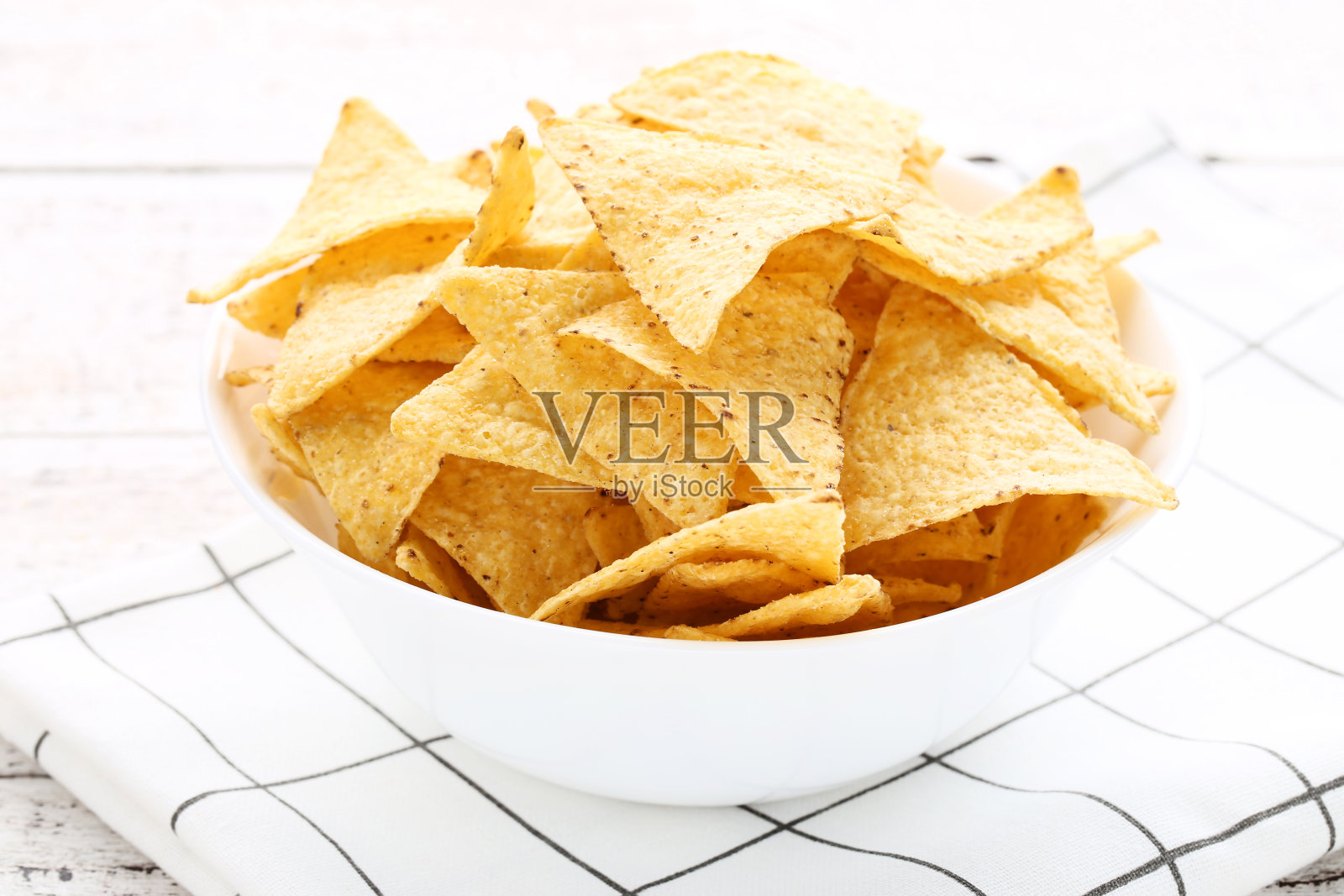 餐巾上碗里的薯片照片摄影图片
