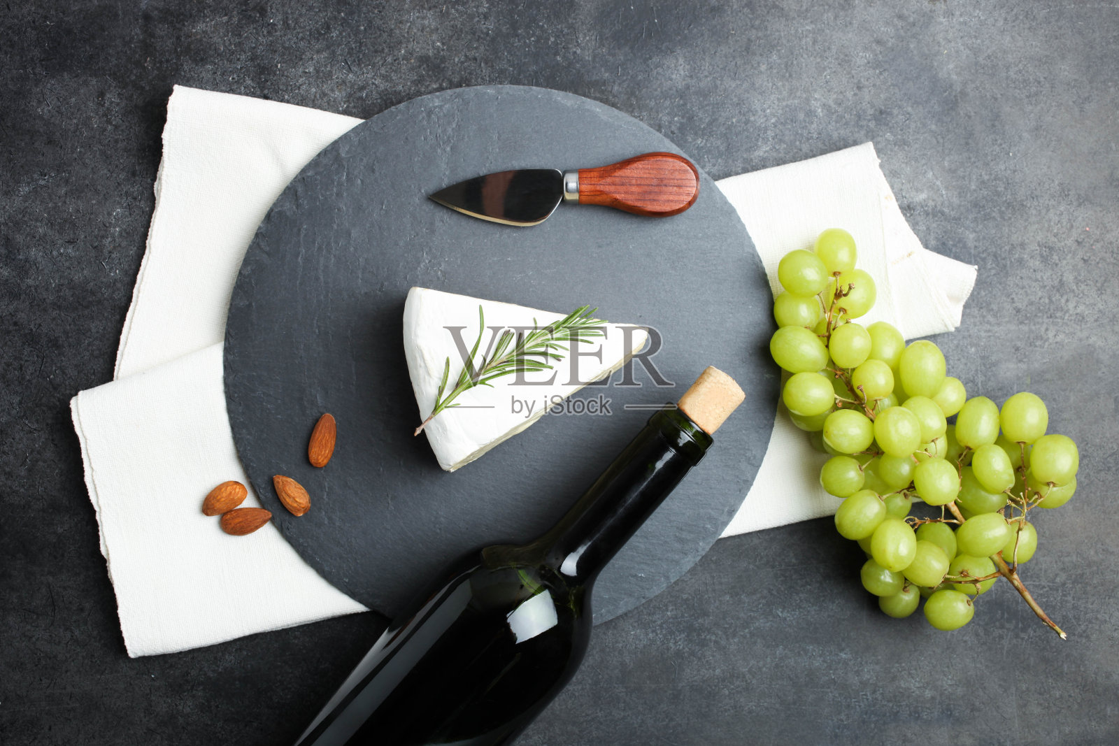 卡芒贝尔奶酪配葡萄酒和白葡萄照片摄影图片