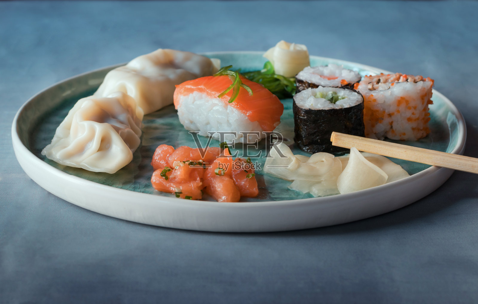寿司和寿司卷放在一个蓝色的盘子里照片摄影图片