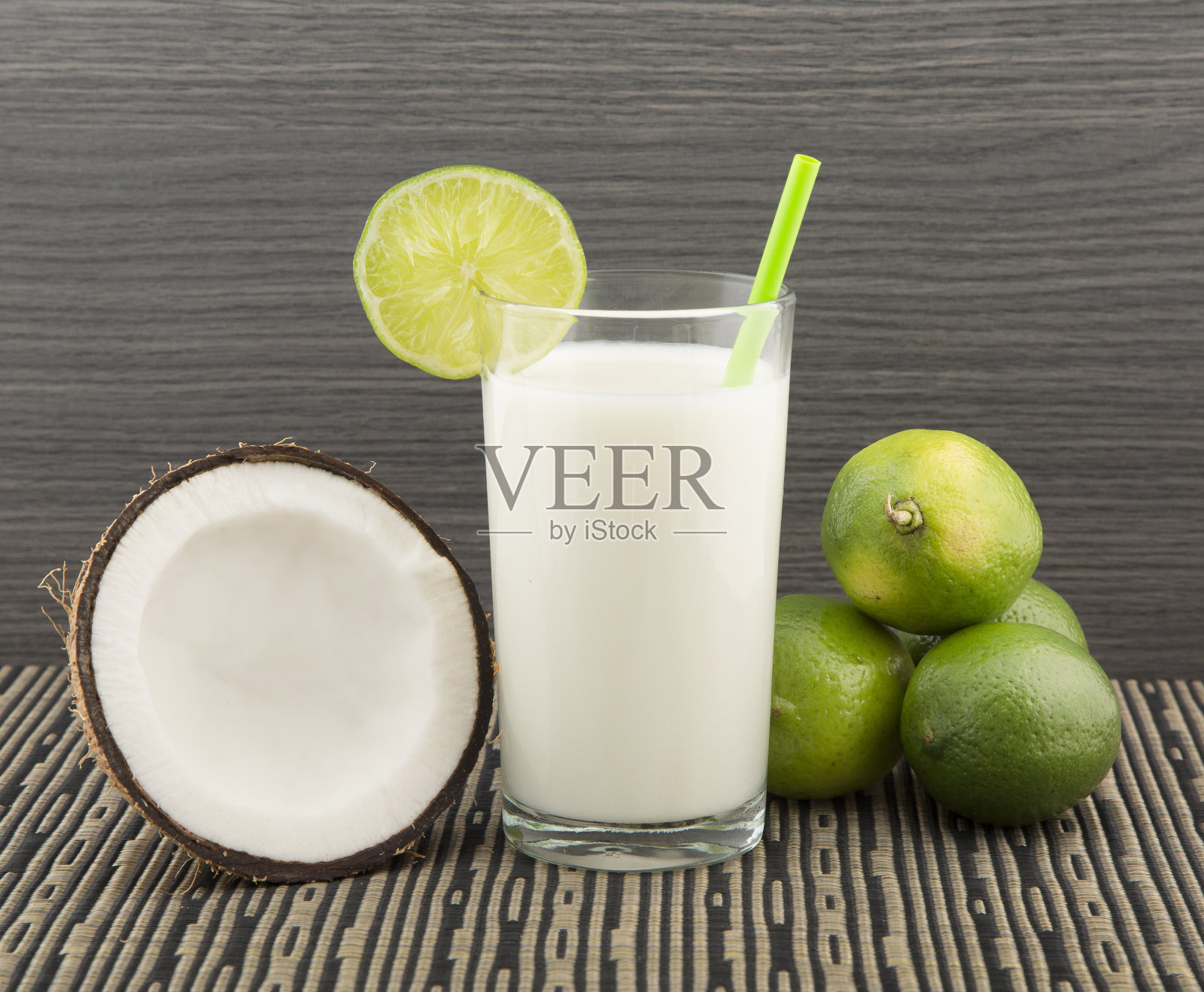 用柠檬和吸管配制的椰子鸡尾酒照片摄影图片
