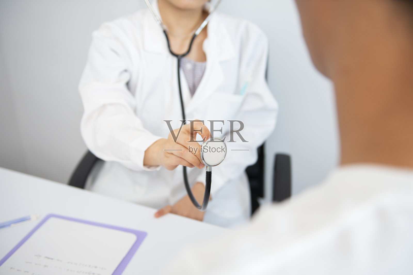 年轻女医生与病人照片摄影图片