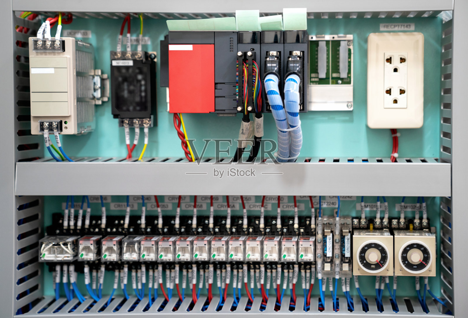 低电压的盒子。不间断电源。电力。具有可编程单元的技术背景。照片摄影图片