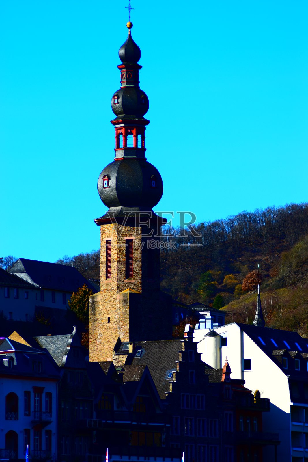 蓝天下教堂的俯视图照片摄影图片