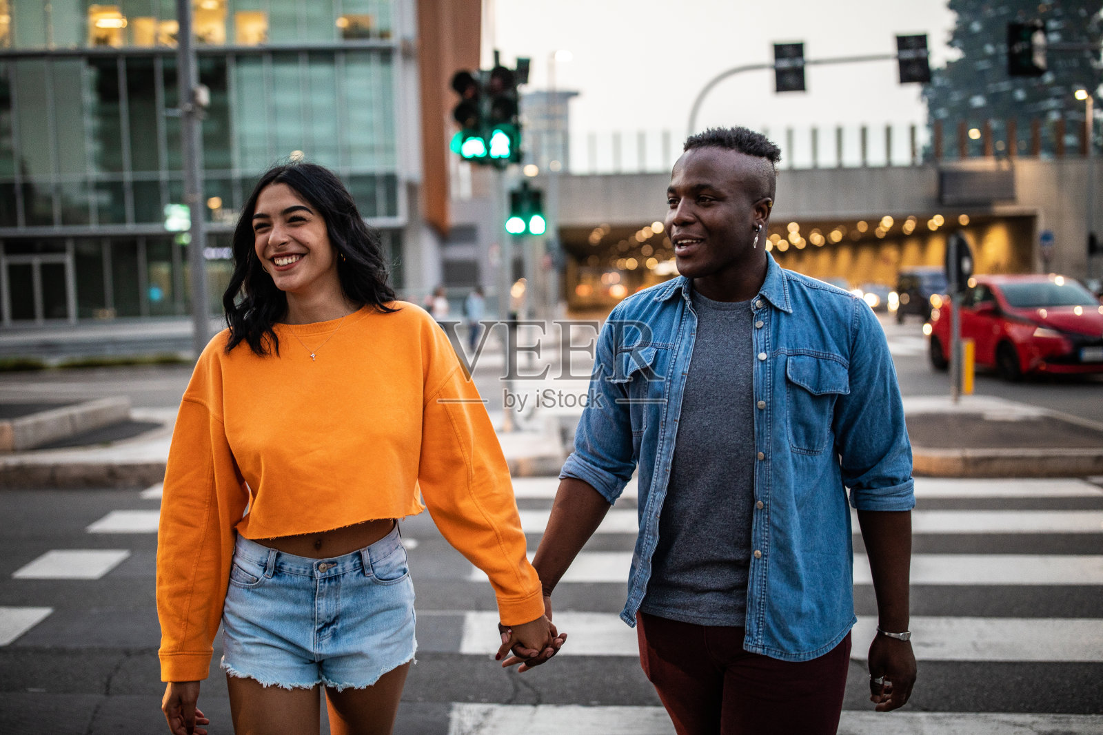 牵手过马路的情侣照片摄影图片