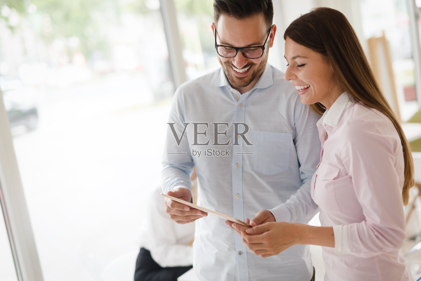 业务同事在办公室讨论新想法照片摄影图片