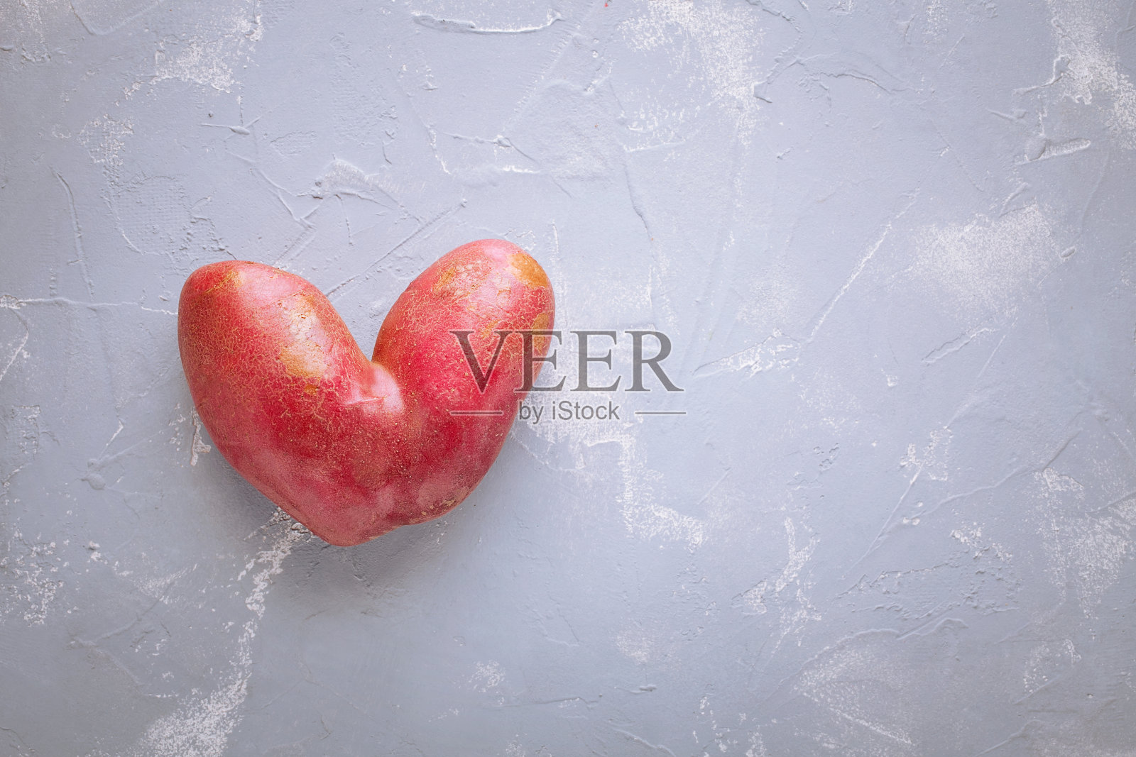 时髦丑陋的有机家庭种植连体红薯从家庭花园在蓝色的背景平躺。不可靠/有趣/丑陋的蔬菜或食物浪费概念。文本复制空间照片摄影图片