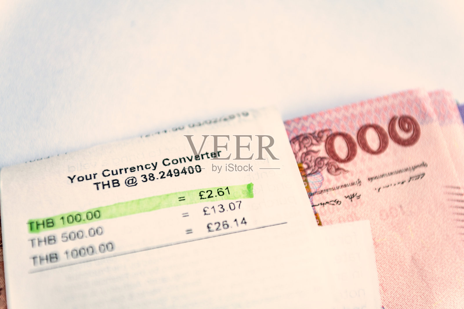 泰铢上的钞票以素白为背景包裹在汇率收据中照片摄影图片