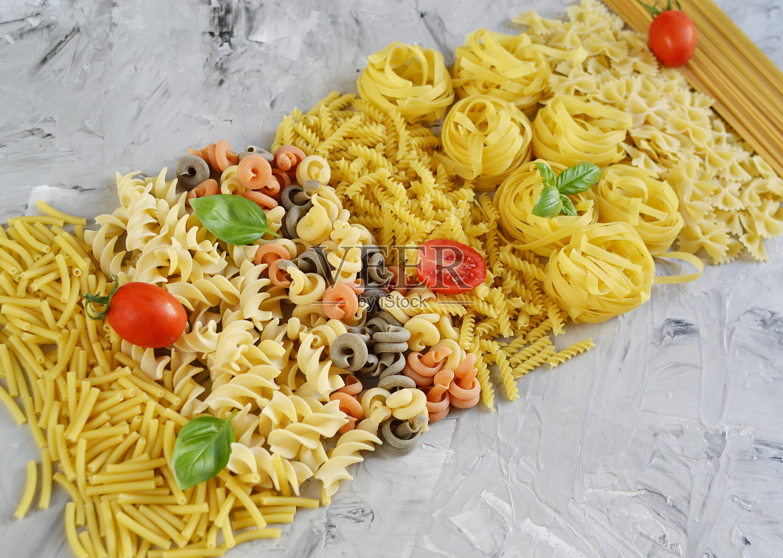 桌上有不同种类的面食照片摄影图片