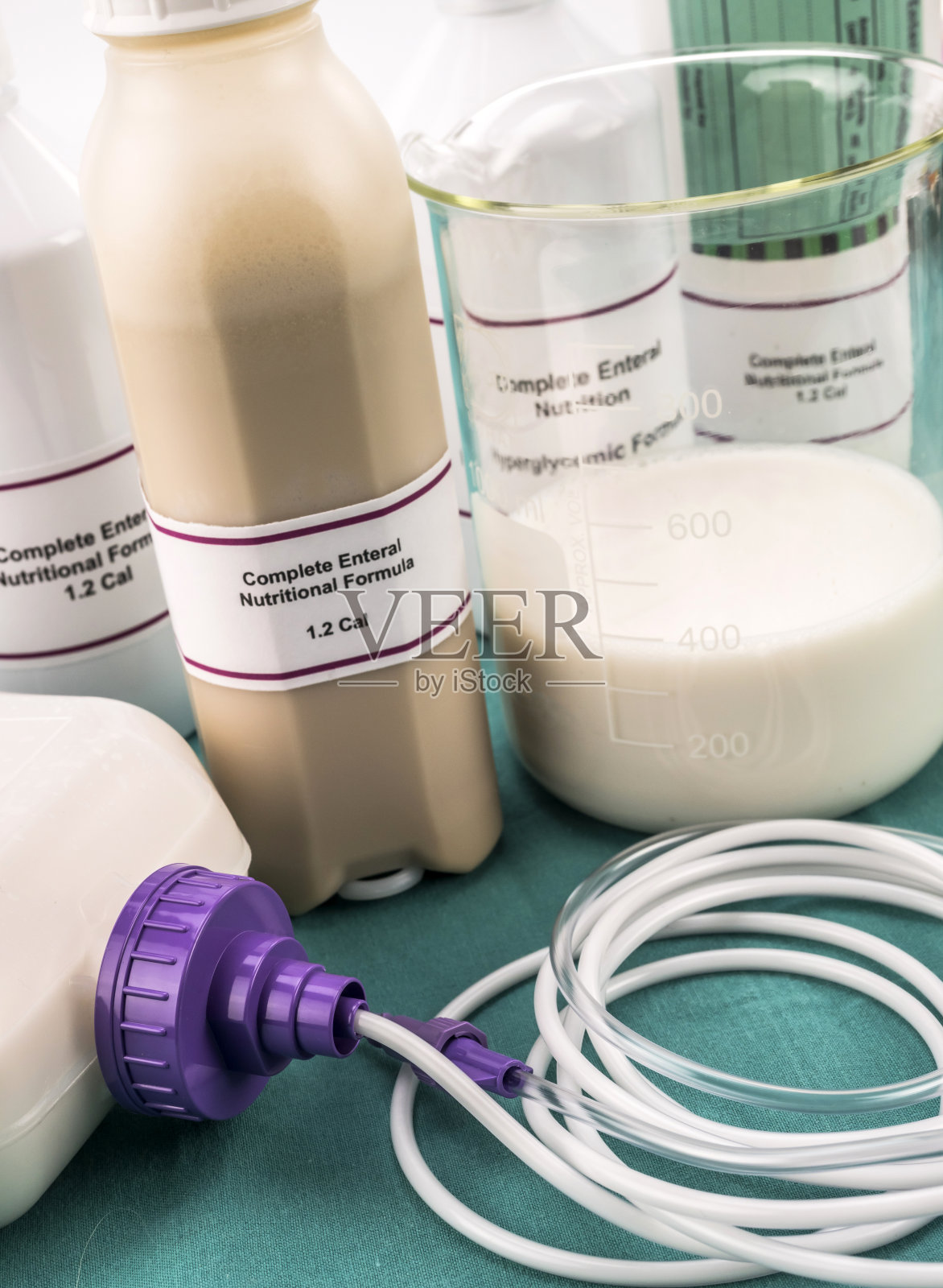 团队在医院内准备肠内营养、姑息治疗、概念形象、垂直构图照片摄影图片