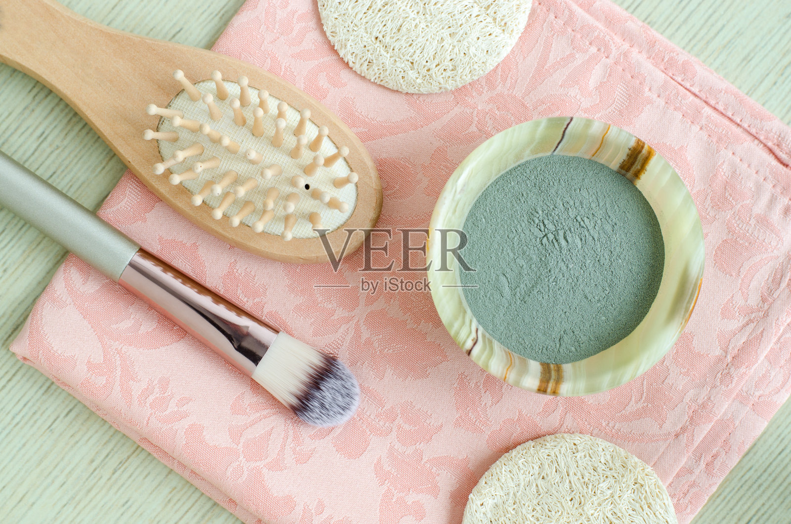 小缟玛瑙碗，装有蓝色/绿色化妆粘土粉，用于准备面膜/磨砂/身体包裹。自制美容。俯视图，复制空间。照片摄影图片