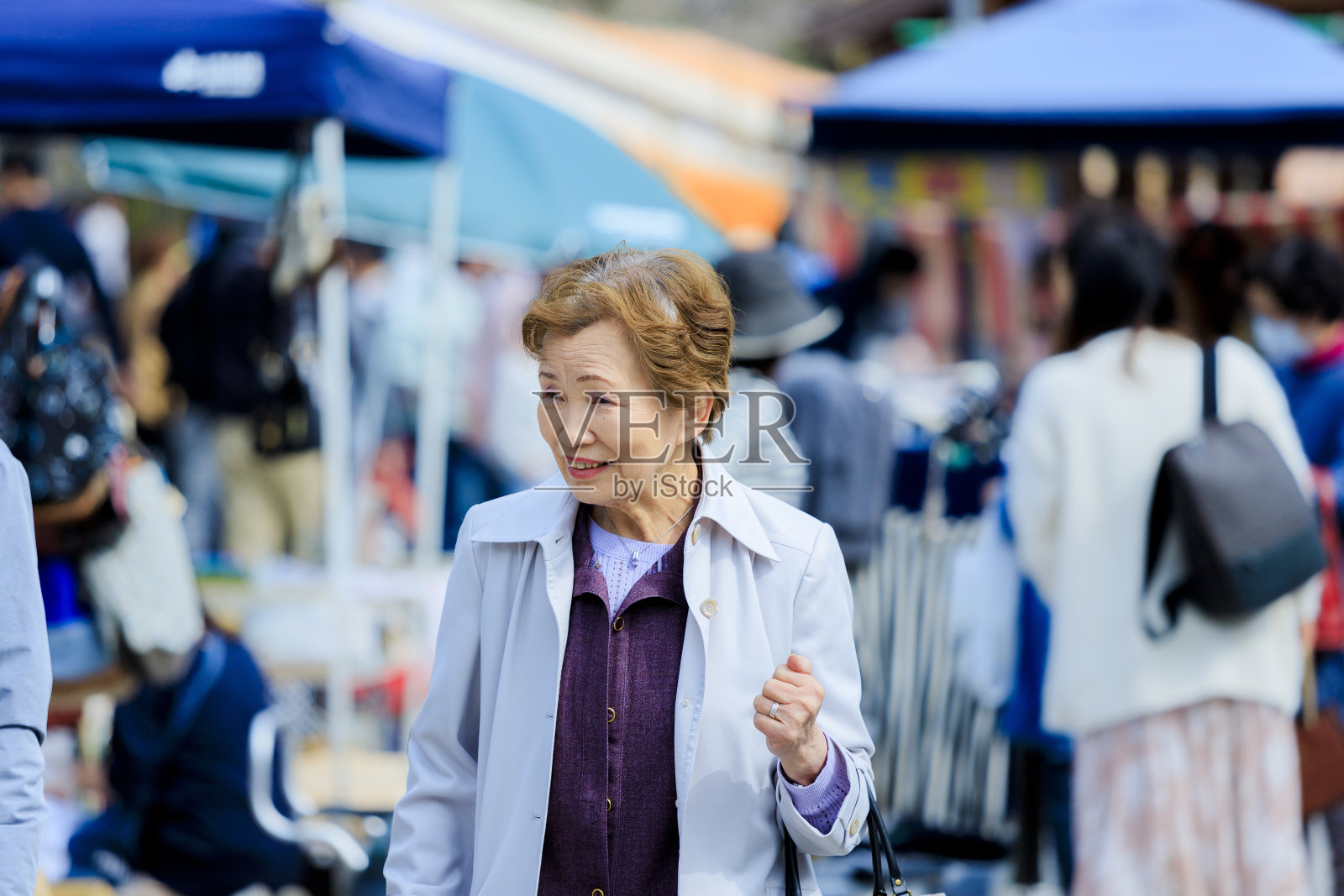 走路和老年妇女照片摄影图片