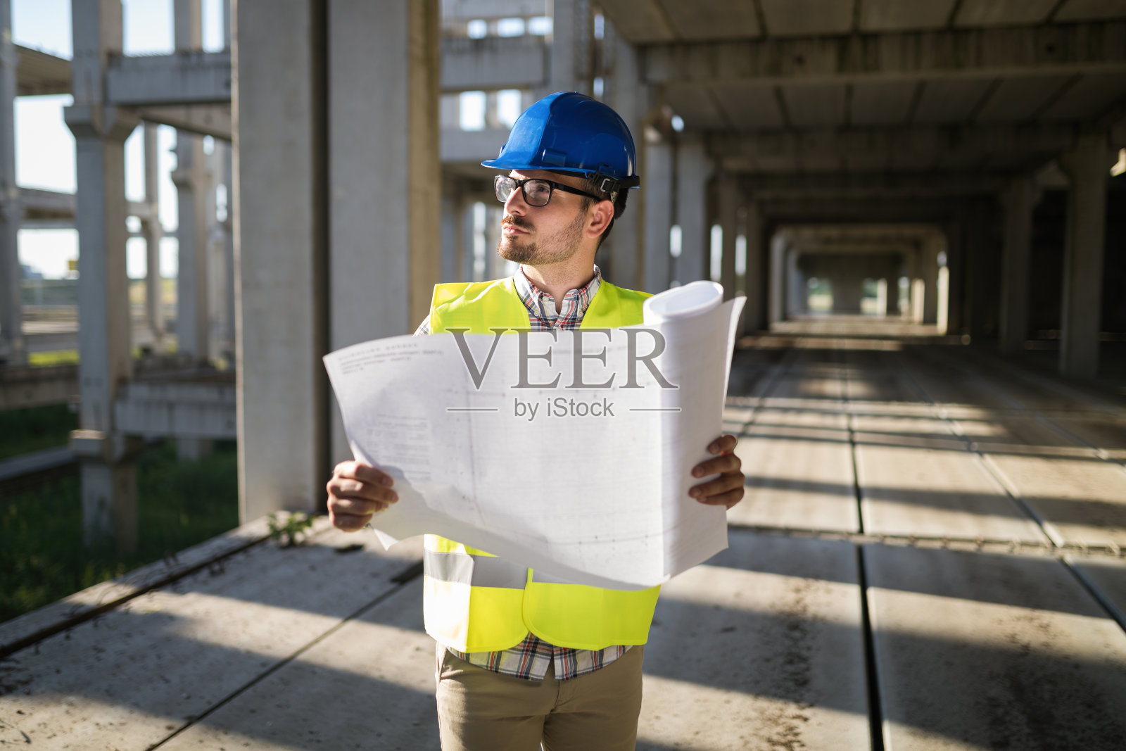 建筑工地工程师看平面图的图片照片摄影图片