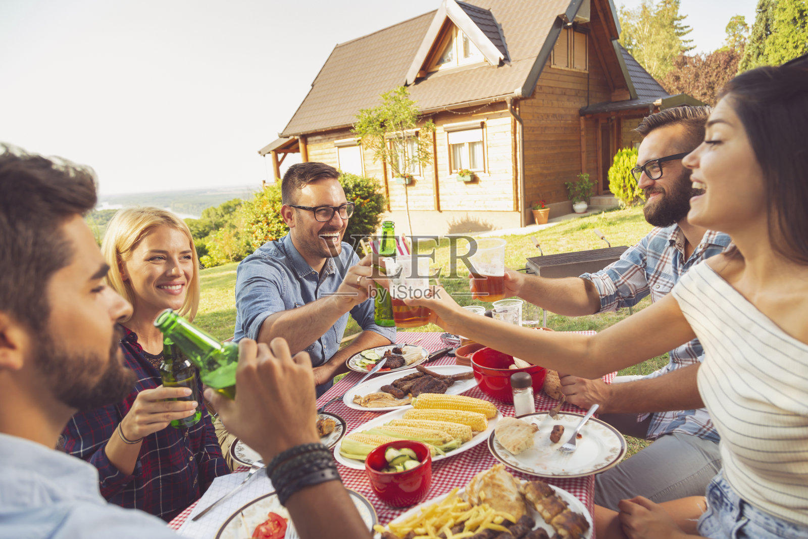 烧烤啤酒烤面包照片摄影图片