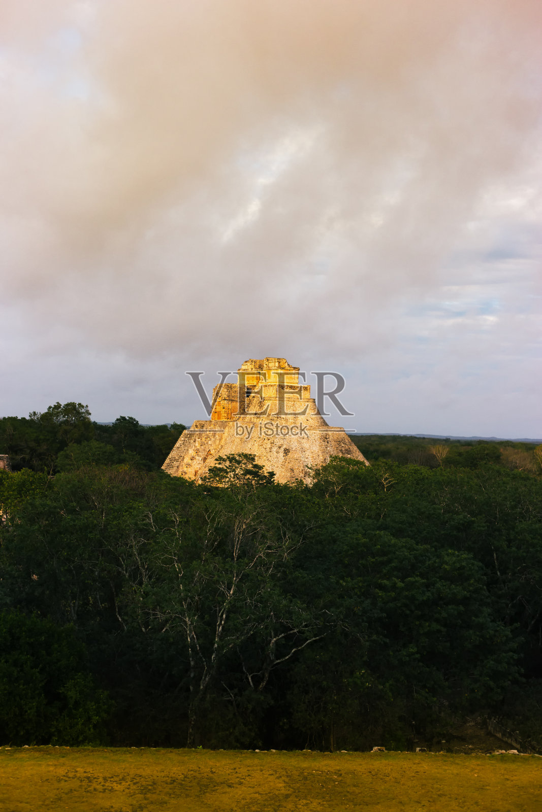 尤克斯马尔，尤卡坦，墨西哥:黄昏魔术师的阳光金字塔照片摄影图片