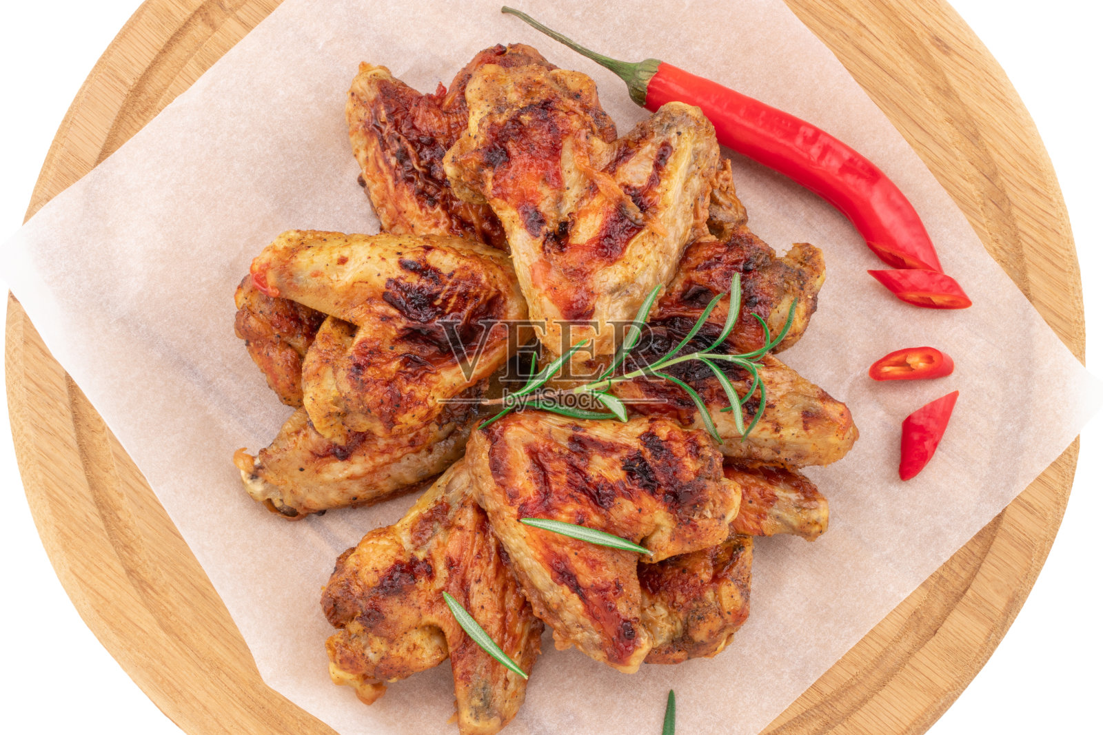 烤鸡翅在木制砧板孤立在白色背景照片摄影图片