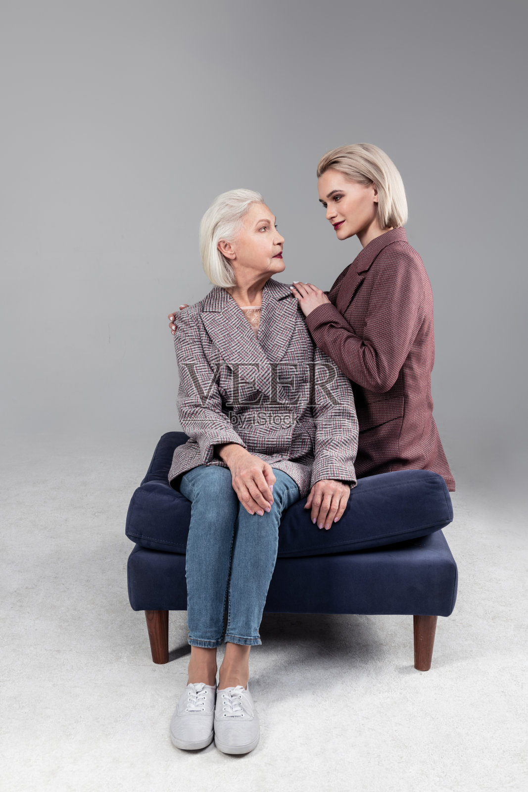 美丽的女儿微笑着拥抱她年迈的母亲照片摄影图片