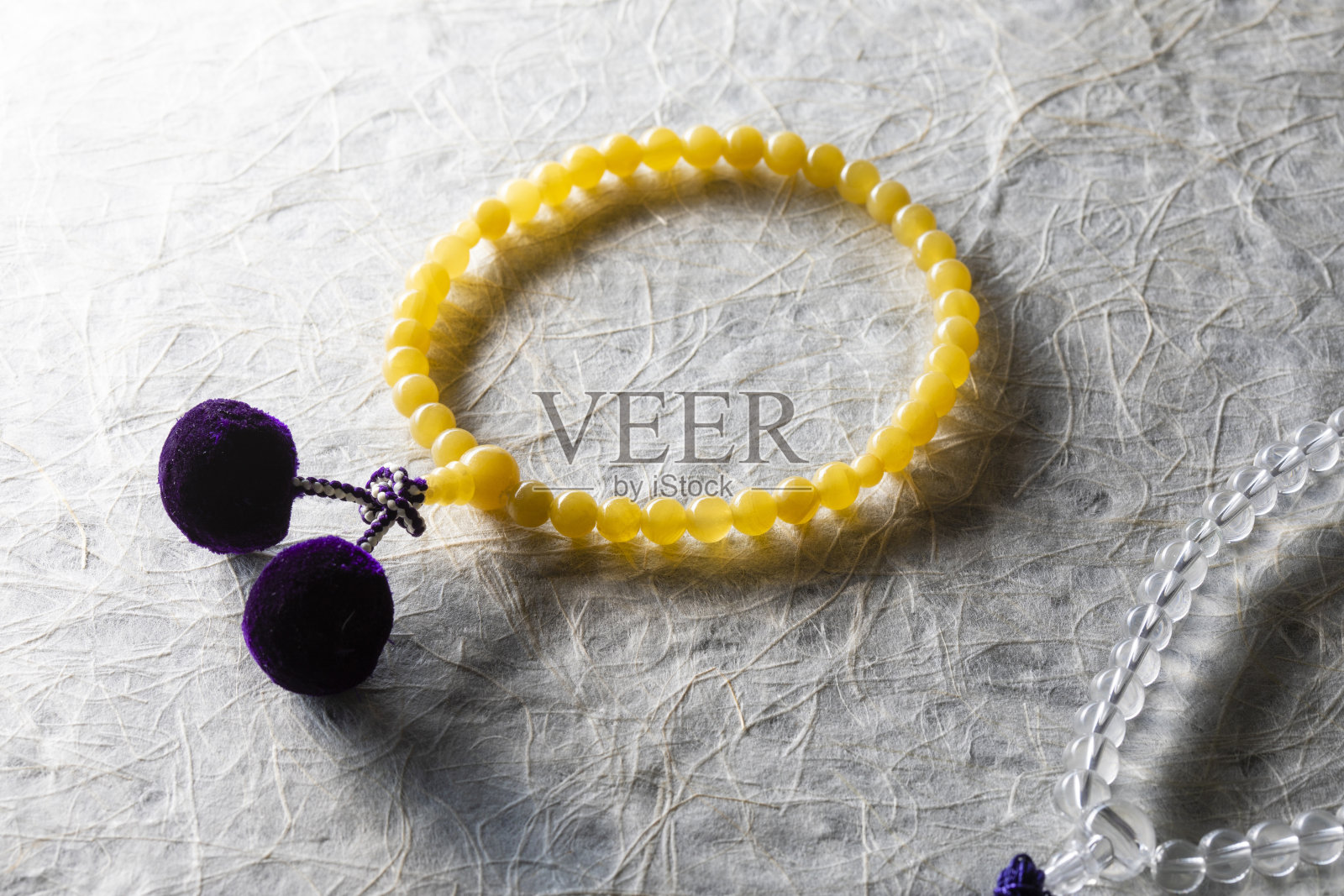 日本葬礼仪式上的纸质珠串照片摄影图片