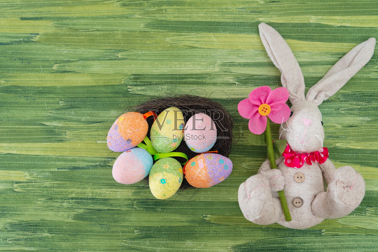 复活节概念-兔子前面的绿色背景照片摄影图片