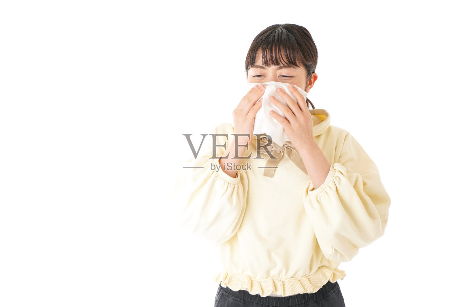 年轻女性患有花粉热，过敏照片摄影图片